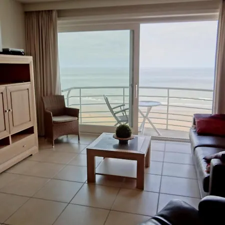 Coastal Town With Views, Cleaning Included 아파트 *
