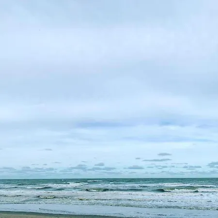 아파트 Coastal Town With Views, Cleaning Included *